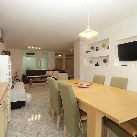 Apartments Slavka 1155 풀라 외부 사진
