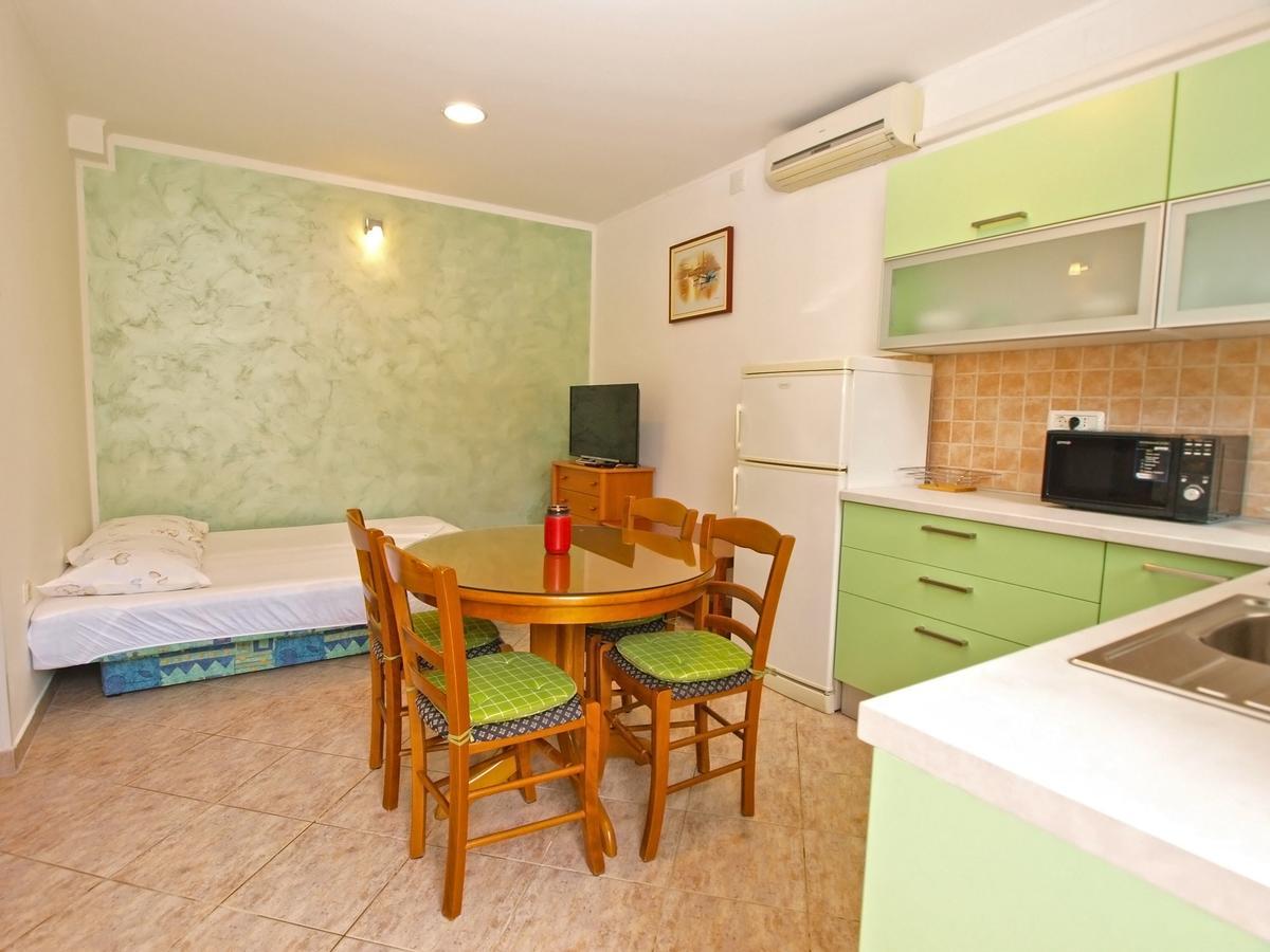 Apartments Slavka 1155 풀라 외부 사진