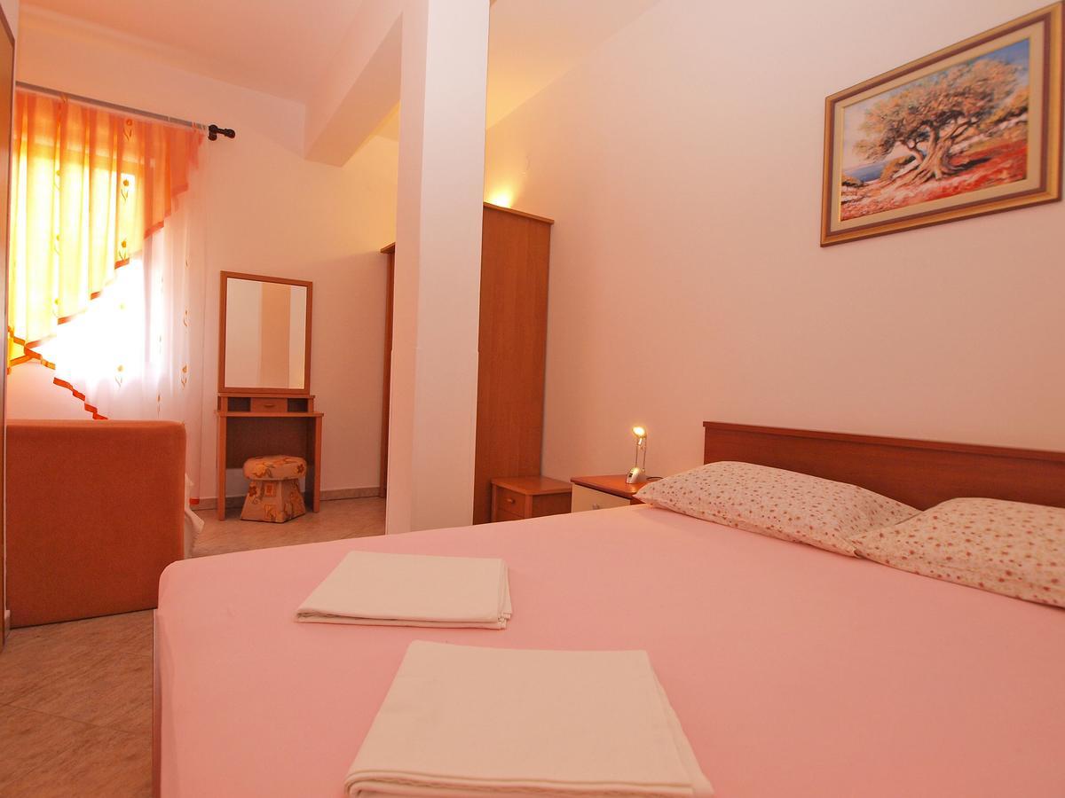 Apartments Slavka 1155 풀라 외부 사진