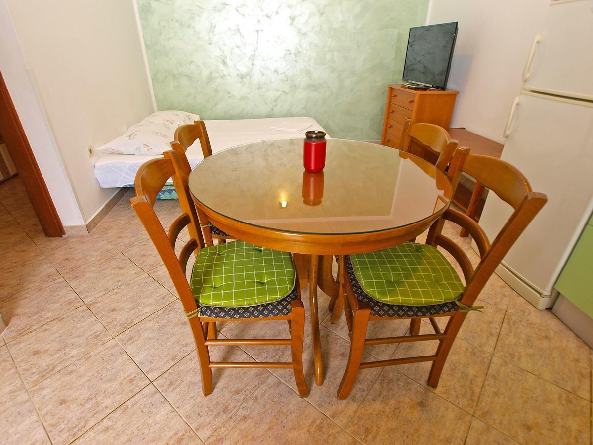 Apartments Slavka 1155 풀라 외부 사진