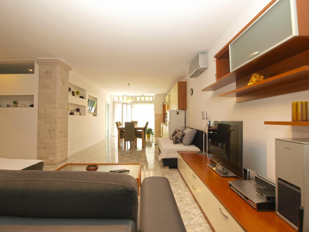 Apartments Slavka 1155 풀라 외부 사진