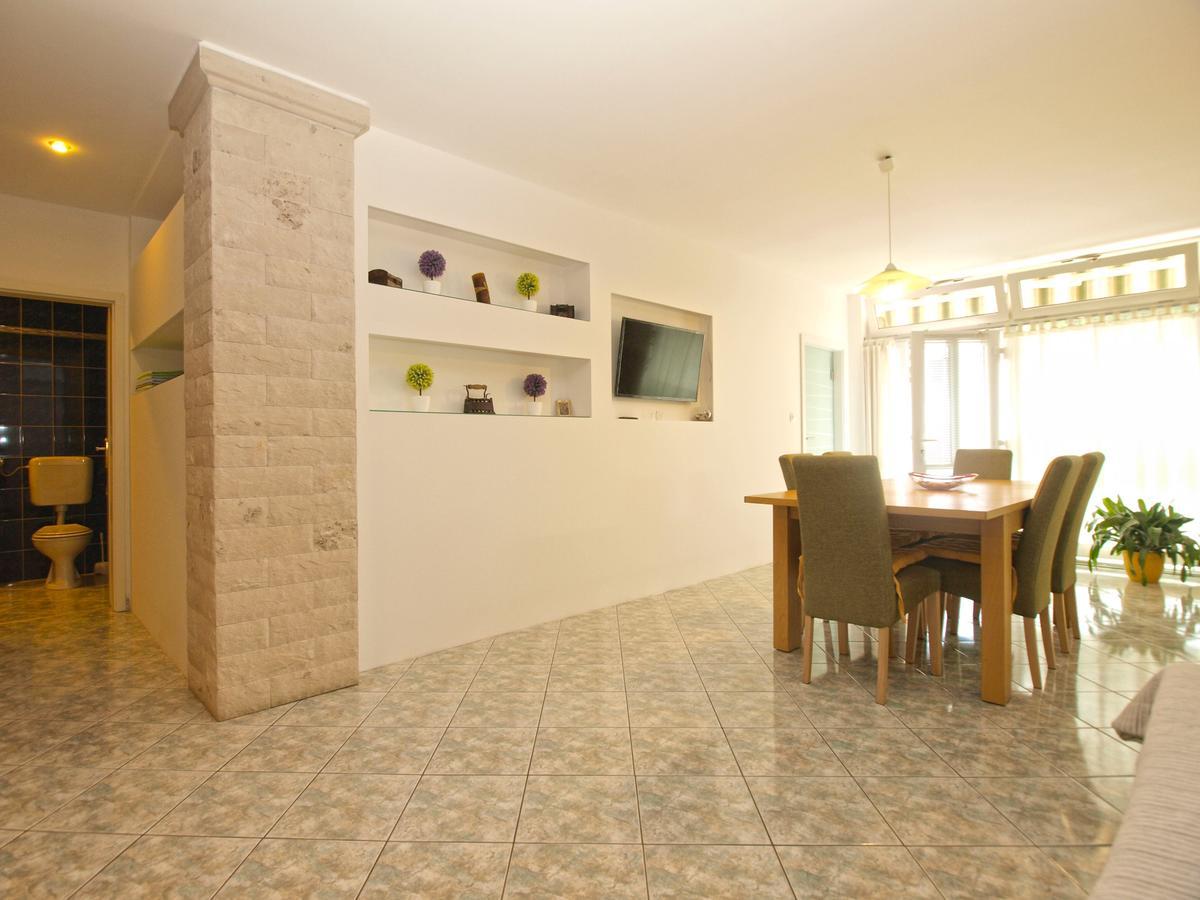 Apartments Slavka 1155 풀라 외부 사진