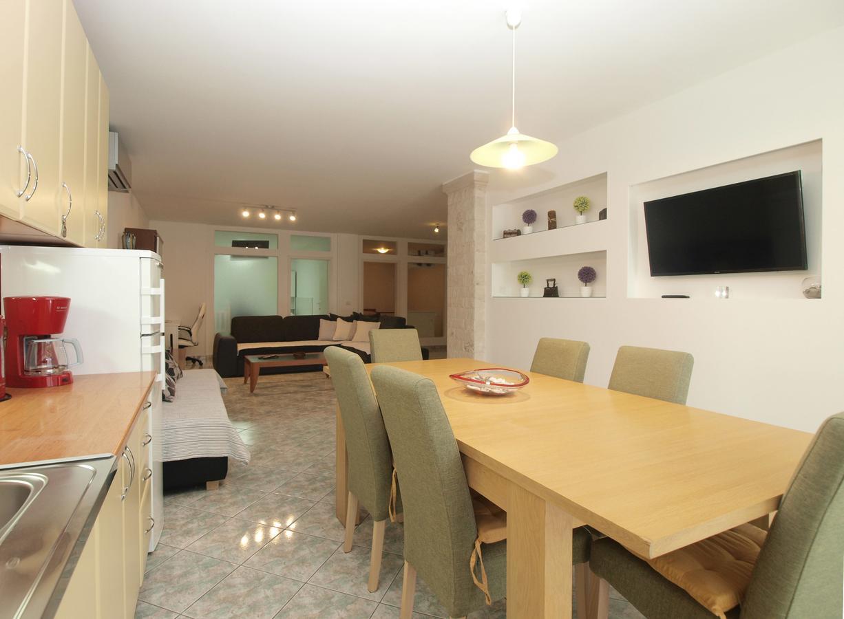 Apartments Slavka 1155 풀라 외부 사진