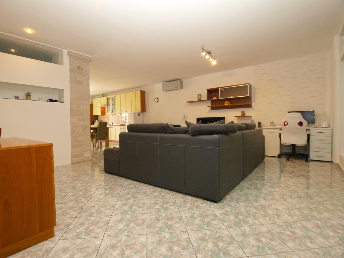 Apartments Slavka 1155 풀라 외부 사진