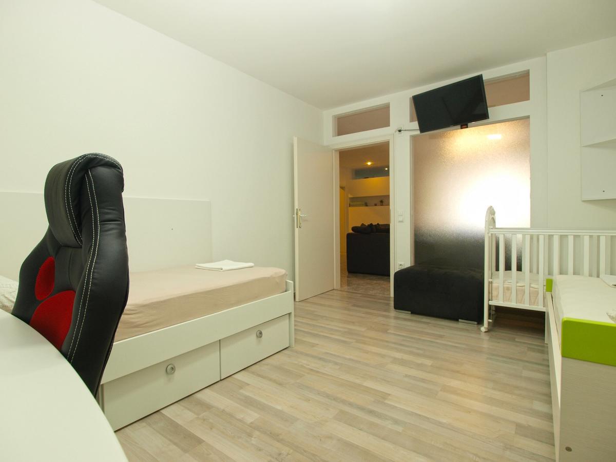 Apartments Slavka 1155 풀라 외부 사진