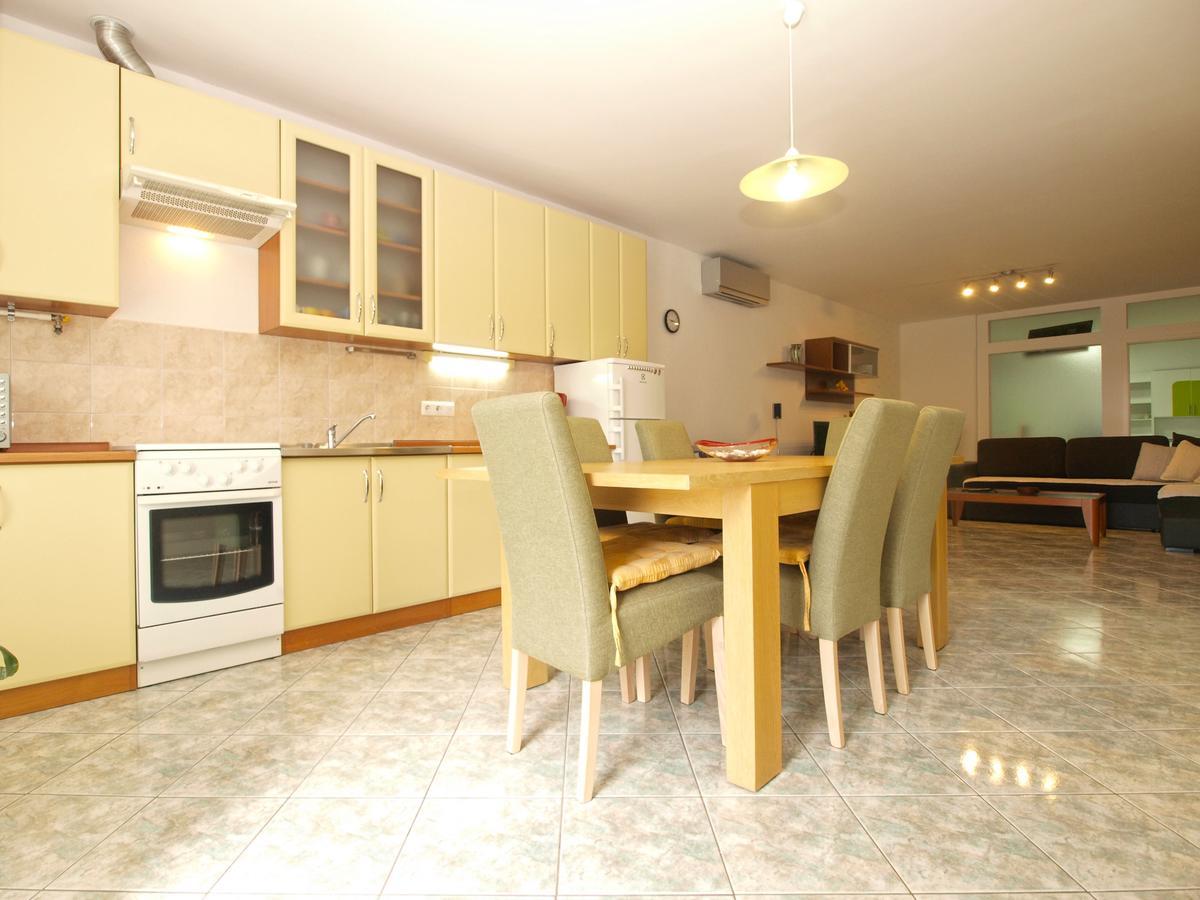 Apartments Slavka 1155 풀라 외부 사진